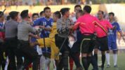 wasit dikejar pemain pemain persis solo dilerai polisi 20150802 202024 1