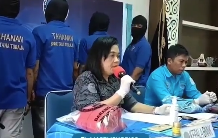 Tangkapan layar rekaman video viral soal pengakuan tersangka narkoba dilindungi Polres saat rilis BNNK Tana Toraja. (Dok/Twitter @tukangrosok22).