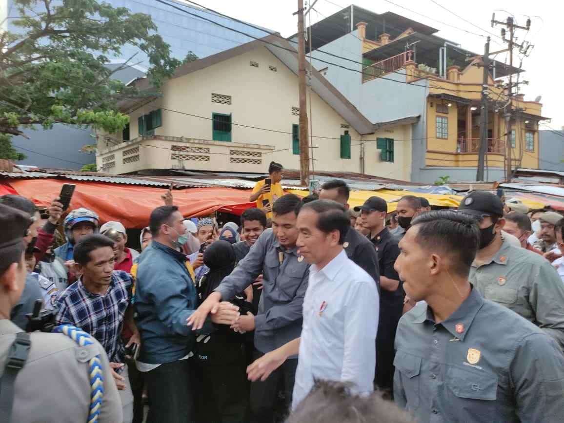 Presiden Joko Widodo meninjau Pasar Terong Makassar, Rabu, 29 Maret 2023. Disambut antusias warga. (Foto: Rakyat.News/Regent Aprianto)