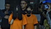 Petugas Kepolisian Menggiring Kedua Pelaku Saat Ungkap Kasus di Kantor Polres Metro Bekasi
