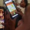 Warga Mengakses Situs Judi Online Melalui Gadget