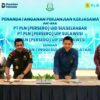 Kepala Kejaksaan Tinggi Sulawesi Selatan, Agus Salim S.H., M.H. (Kedua dari kiri) dan GM PLN UID Sulselrabar, Edyansyah (Kedua dari Kanan) Melakukan Penandatanganan Perjanjian Kerjasama di Kantor PLN UID Sulselrabar, Makassar (14/7/2025).