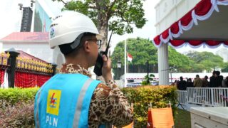 Di samping kibaran Sang Merah Putih, petugas PLN bersiaga penuh mengamankan pasokan listrik, bukan hanya sekadar tugas, namun bentuk pengabdian kepada bangsa dan negara. (Ist)