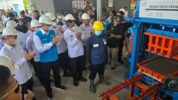 Menteri Imigrasi dan Pemasyarakatan (Imipas), Agus Andrianto (kiri), Direktur Jenderal Pemasyarakatan, Mashudi (Ketiga dari Kiri) dan Direktur Utama PLN, Darmawan Prasodjo (Kedua dari kiri) Menyaksikan Proses Pengolahan FABA Menjadi Paving Block oleh Warga Binaan di Workshop FABA Lapas Nusakambangan, Cilacap, Jawa Tengah, pada Selasa (9/9/2025).