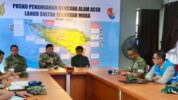 Menteri Pertahanan, Sjafrie Sjamsoeddin (Kedua dari Kiri) Bersama Panglima TNI, Jenderal TNI Agus Subiyanto (Kiri), Gubernur Aceh, Muzakir Manaf (Tengah), Panglima Komando Daerah Militer Iskandar Muda, Mayor Jenderal TNI Joko Hadi Susilo (Kedua dari Kanan), dan Direktur Utama PLN, Darmawan Prasodjo (Kanan) Berkoordinasi Terkait Penanganan Bencana Alam di Aceh (29/11/2025).