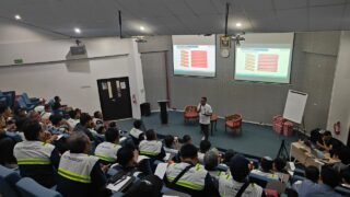 Kalla Transport & Logistics Perkuat Budaya Aman Berkendara Lewat Pelatihan Safety and Defensive Driving di UI